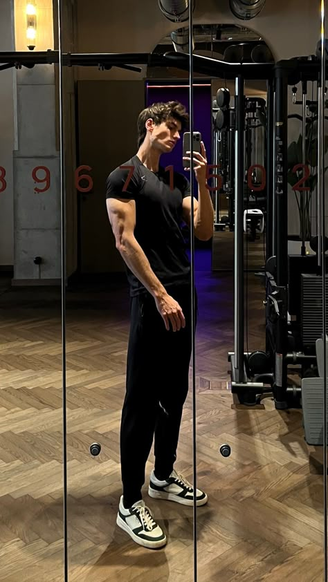 Moritz Hau, Gym Boy, Guys Fits, Guy Fits, Gym Guys, Gym Outfit Men, Gym Photos, Men Fashion Casual Shirts, Model Aesthetic