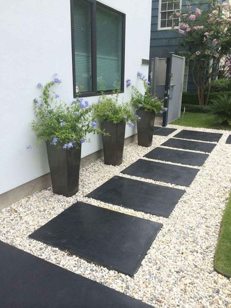 Small Garden Design Ideas Low Maintenance, Tanaman Sukulen, Side Yard Landscaping, Small Front Yard Landscaping, Small Front Yard, Meteor Garden 2018, Low Maintenance Garden, Outdoor Gardens Design, Small Garden Design