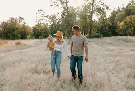 Family Of 4 Walking Poses, Co Parent Photoshoot, Family Of Three Picture Poses, Family Of Three Outfits For Pictures, Casual Outdoor Family Photos, Poses For A Family Of Three, Field Photoshoot Family Of 3, Family Photoshoot With 3 Month Old, Family Of Three Fall Photoshoot