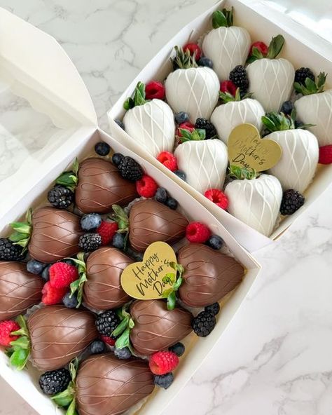 @ediblebykatia on Instagram: "Second option for my Mother’s Day sale 🍓🫐 This set is available for pickup May 10th-12th and comes as shown.   Your choice of all milk or white chocolate. Both 9 counts and dozens are an option. DM to order (no customizations)  🏷️ #ediblebykatia #losangeles #montereypark #dessert #chocolatecoveredstrawberries #mothersday #mothersdaystrawberries #mothersdaygift" Birthday Food Gifts, Mothers Day Chocolate Covered Strawberry, Chocolate Covered Treats Ideas, Strawberries Ideas, Dipped Berries, Chocolate Goodies, Dipped Treats, Chocolate Dipping, Strawberry Ideas