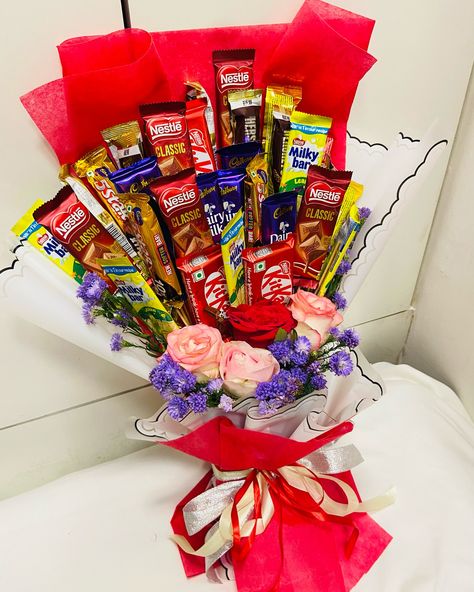 A bouquet of blooms and bliss, all wrapped in chocolate bliss.The sweetest way to say you care.🌷🎀🤗 #chocolatehamper #flowerbouquet #chocolateflowerbouquet #bouquet #bouquetgift #giftingideas #bouquetofflowers #bouquetwithlove #chocolatebouquet Bouquet Of Food, Chocolate Bouquet Aesthetic, Chocolate And Flower Bouquet, Chocolate Bouquet Ideas Creative, Chocolate Wrapping Ideas, Bouquet Of Chocolates, Bouquet Diy Gift, Bouquet Aesthetic, Chocolate Flowers Bouquet