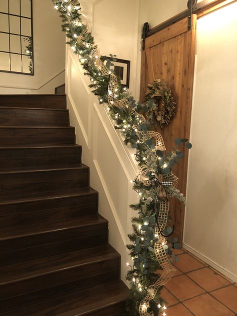 Half Wall Staircase Christmas Decor, Closed Staircase Christmas Decor, Stairway Garland Christmas, Christmas Bannister Ideas, Christmas Townhouse, Wall Decor With Lights, Staircase Garland Christmas, Garland On Stairs, Xmas Stairs