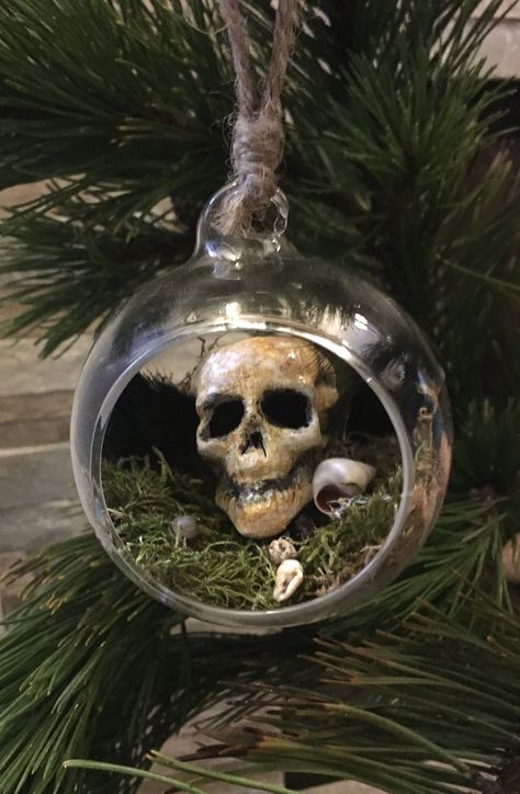 Mini Skull Halloween Decor, Skull Terrarium, Terrarium Ornaments, Skull Christmas Tree, Halloween Ornaments Diy, Halloween Tree Ornaments, Globe Terrarium, Witchy Christmas, Horror Christmas