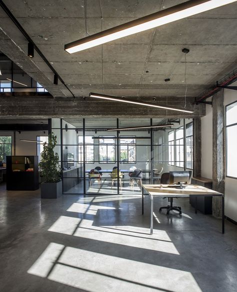 ROY DAVID · BUREAUX PERSONETICS · Divisare Modern Office Lighting, Industrial Office Space, Office Lighting Design, Design Interior Modern, Industrial Office Design, Loft Office, Modern Office Space, Modern Office Decor, Corporate Office Design