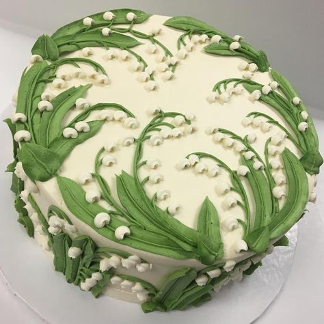 Buttercream Lilies, Wedding Cake Buttercream Frosting, Deserturi Raw Vegan, White Flower Cake Shoppe, Birthday Cupcakes Decoration, Cake Buttercream, Lily Of The Valley Flowers, Buttercream Wedding Cake, Valley Flowers