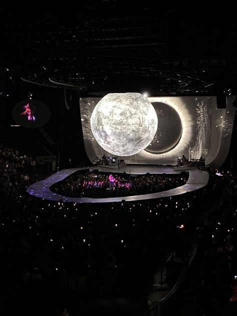 Sweetener World Tour, Savage Girl, Arena Stage, Ariana Grande Concert, Ariana Grande Sweetener, Concert Stage, Concert Aesthetic, Dream Concert, Veterans Memorial