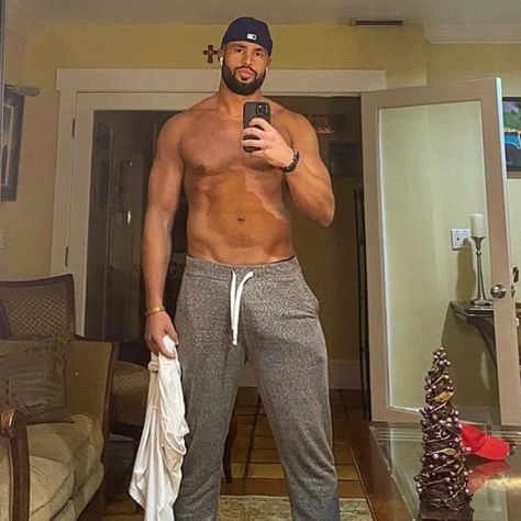 I don't own the Rights to This Photo Follow @Kevin Portillo32 Guys In Grey Sweatpants, Gray Sweatpants Man, Guys In Sweatpants, Gym Kit, Cowboys Men, Gray Sweatpants, Dream Lover, Beefy Men, Men Bodies