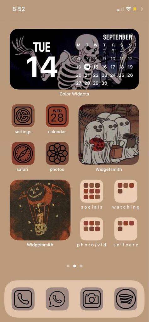 Lockscreen Aesthetic Halloween, Ios 16 Wallpaper Themes, Aesthetic Halloween Iphone Layout, Halloween Themed Phone Layout, Iphone Themes Halloween, Spooky Iphone Theme, App Organization Iphone Aesthetic Fall, Halloween Ios Aesthetic, Ios Wallpaper Halloween