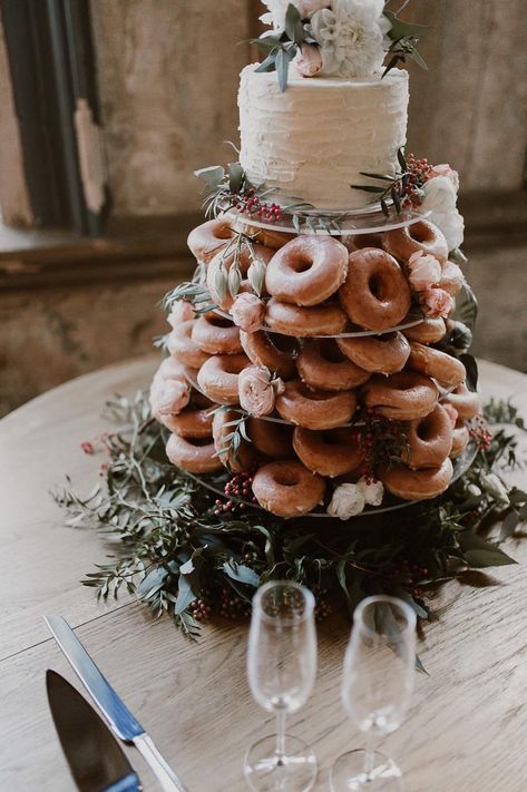 Doughnut Wedding Cake, Donut Wedding Cake, Cake Alternatives, Wedding Donuts, Winter Wedding Cake, Doughnut Cake, Wedding Themes Winter, Wedding Cake Rustic, Rustic Wedding Cake