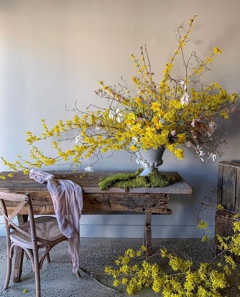 Spring Floral Arrangements, Flower Installation, Floral Studio, In Full Bloom, Arte Floral, Beautiful Blooms, Garden Styles, Faux Flowers, Cut Flowers