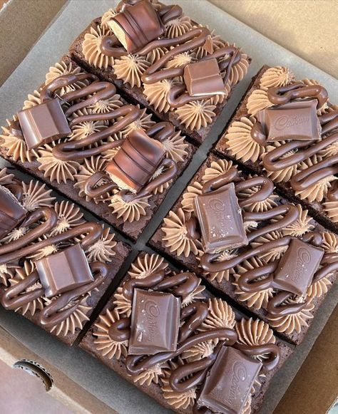 Chocolate Bar Brownies, Brownie Cake Decoration, Brownie Varieties, Brownie Cake Design, Brownie Decorations, Pretty Brownies, Decorating Brownies, Brownie Decoration, Brownies Business