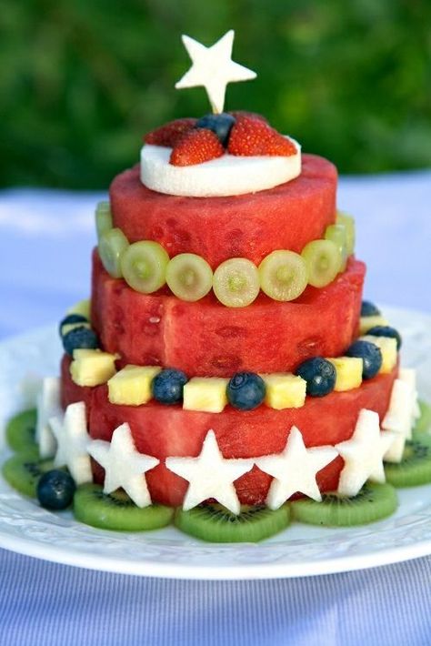 How to make a tiered watermelon cake with fresh fruit decorations. Click the link on the bottom of the post to check out all kinds of watermelon cakes. Great for any summer or outdoor party or a glutenfree diet. From Apron Watermelon Salads, Watermelon Cake Recipe, Watermelon Cakes, Paleo Fruit, Oreo Desserts, Sommer Mad, Paleo Cake, Fruit Recipe, Cake Fruit