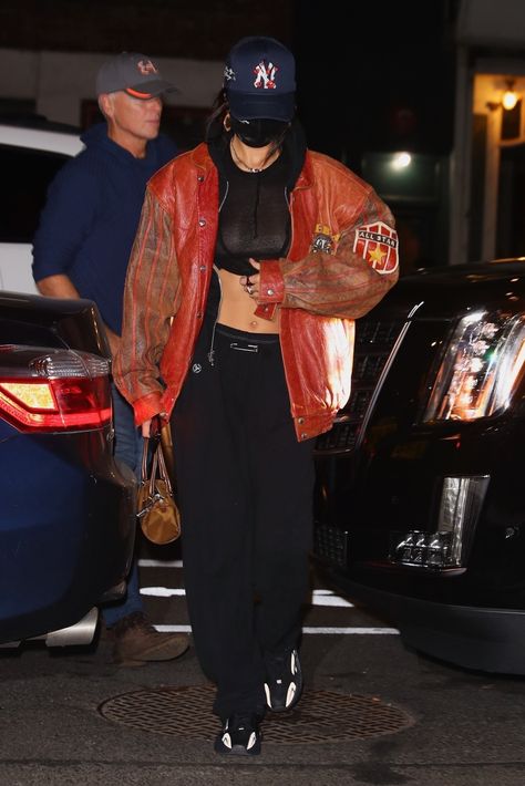 Baggy Pants And Boots Outfit, Biker Street Style, New York Fall Outfits Women, Rihanna Winter Outfits Street Style, Outfit Inspo Fall Black Women, Bella Hadid Street Style 2024, Rihanna Courtside Outfits, Mid Size Streetwear, Courtside Aesthetic