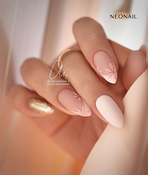 25 2024 Nail Designs to Inspire You Ongles Beiges, Nagel Inspo, Cat Kuku, Stick On Nails, Chic Nails, Artificial Nails, Gold Nails, Flower Nails, Almond Nails