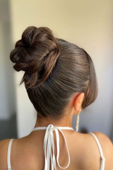 Di classe, trendy ed elegante: un elegante chignon alto è un'acconciatura versatile, perfetta per una serata informale con gli amici, ma abbastanza formale per essere utilizzata come acconciatura da matrimonio. // Credito fotografico su Instagram @angies.mua Formal Up Do Hairstyles, Peinados Fáciles Para Cabello Corto, Formal Hairstyles, Foto Instagram, Glow Up?, Wedding Hairstyles, Prom, Hair Styles, Makeup