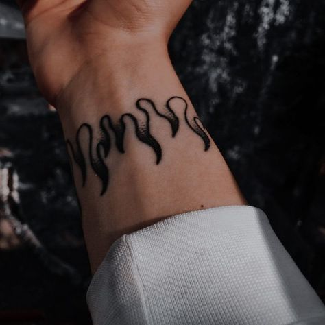 Simple Leg Tattoos, Simbolos Tattoo, Wrap Around Wrist Tattoos, Cute Finger Tattoos, Small Chest Tattoos, Flame Tattoos, Hip Tattoos Women, Leg Tattoo Men, Modern Tattoos