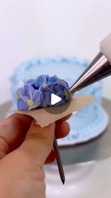 Round Cakes With Flowers, Hydrangea Icing Flowers, Buttercream Hydrangea Tutorial, Hydrangea Buttercream Flowers, Pipping Flower Cake Designs, Hydrangea Cake Ideas, Hydrangea Cake Decoration, Easy Floral Cake Design, Sheet Cakes With Flowers