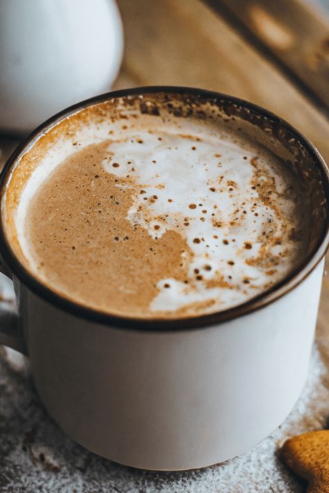 Almond Gingerbread Latte (Vegan!) Hot Drinks Ideas, Vegan Coffee Recipes, Vegan Affogato, Coffee Recipe Ideas, Fall Juices, Holiday Coffee Drinks, Autumn Drink, Dairy Free Coffee, Cozy Drinks