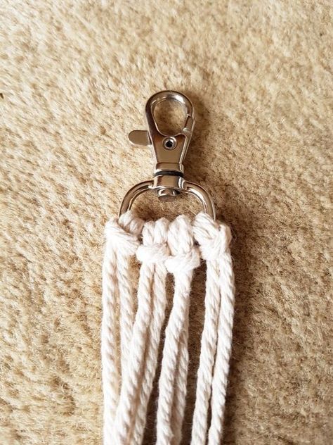 Tuto DIY Porte-clef macramé - Esprit Laïta Diy Porte Cles, Macrame Tutorial, Macrame Diy, Tampon, Plant Hanger, Macrame, Couture, Crochet, Pins