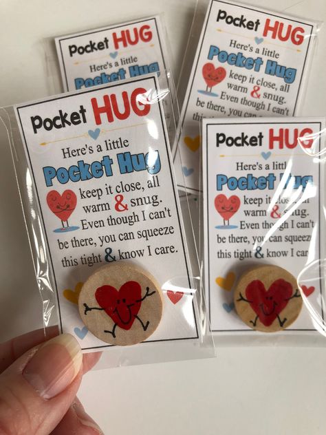 Valentines Day Presents For Friends, Friend Gifts Kids, Birthday Gift For School Friend, Best Friend Appreciation Gifts, Cute Tiny Gifts Diy, Simple Thinking Of You Gifts, Thoughtful Handmade Gifts For Friends, Valentine Pocket Hug, Hug In A Pocket