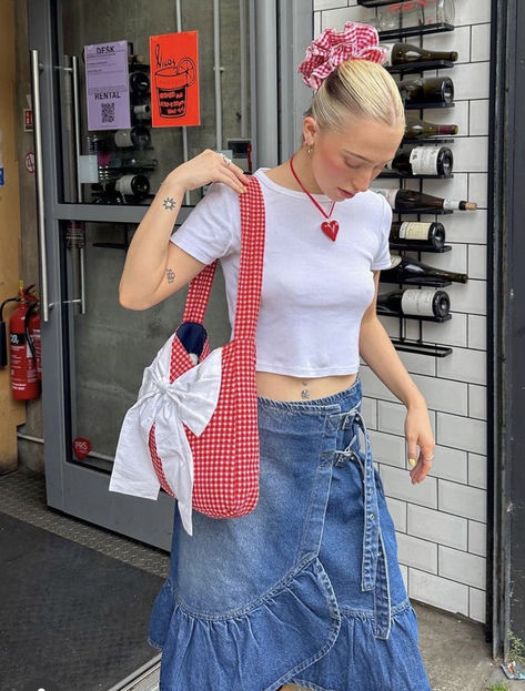 Summer Walking Outfit, Gingham Bag, Walking Outfit, Japan Outfits, 2000s Streetwear, Fits Aesthetic, 2024 Style, Earthy Outfits, Bag Outfit