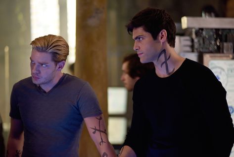 Alec And Jace, Shadowhunters Season 3, Shadowhunter Academy, Clary And Jace, Shadowhunters Tv Show, Dominic Sherwood, Shadowhunters The Mortal Instruments, Matthew Daddario, Alec Lightwood