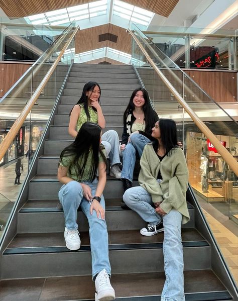 Aesthetic Outfit Poses, Friends In Mall Aesthetic, Mall Photoshoot Aesthetic, Instagram Pose Friends, Birthday Outfit Poses, Group Stairs Photoshoot, Mall Day With Friends, Mall Aesthetic Photoshoot, Shopping Mall Pictures Ideas