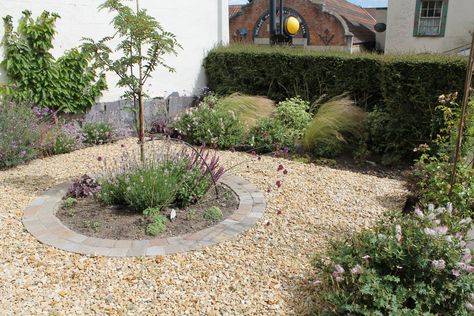 Circular planters surrounded by gravel in this minimal maintenance front garden. Front Garden Ideas With Stones, Front Garden Courtyard, Front Gravelled Garden, Stone Front Garden Ideas, Gravel Front Garden Ideas Uk, Gravel Garden Ideas Patio Design, Gravel Front Garden, Gravel Front Garden Ideas, Gravel Garden Ideas