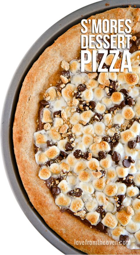 Easy S'mores Dessert Pizza.  What a fun addition to pizza night and SO simple.  So many options, peanut butter, Nutella, Biscoff, decisions, decisions! Easy Dessert Pizza, Dessert Pizzas, Nutella Pizza, Easy Smores, Dessert Pizza Recipes, Pizza Oven Recipes, Love From The Oven, Smores Dessert, Dessert Pizza