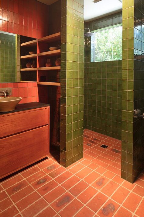 Shadow Cottage Daylesford Is A Wood Story In Contrast To A Discrete Industrial Aesthetic Mrtn Architects, Green Tiles, Mid Century Modern Bathroom, Mid Century Bathroom, Interior Design Per La Casa, Bad Inspiration, Victorian Cottage, Green Tile, Design Del Prodotto