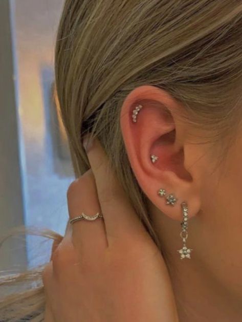 Ear Piercings Helix And Conch, Ear Piercings Big Ears, Ear Inspo Silver, Ear Piercing Inspo Silver, Conch And Helix Piercing Hoop, Inside Ear Piercing, Piercings For Small Ears, Conch Hoop Piercing Silver, Ear Piercing Ideas Silver