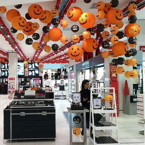 Halloween Decorations - Indoor Decor Halloween Displays Retail, Decoration Ideas For Halloween, Halloween Store Display, Halloween Window Display, Office Decoration Ideas, Office Halloween Decorations, Supermarket Display, Window Display Retail, Halloween Office