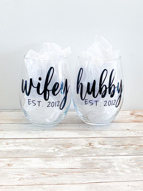 Husband And Wife Wine Glasses, Wedding Gift Cricut, Cricut Wedding Gifts, Cricut Wedding Gift Ideas, Anniversary Wine Glasses, Customized Wine Glasses, Couples Wine Glasses, Wine Glass Vinyl, Bride Wine Glass