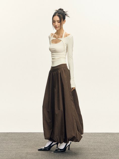 Flowy Layered Outfit, Long Bubble Skirt, Outfits With Maxi Skirts, Low Waist Maxi Skirt, Bubble Skirt Outfit, Long Skirt Outfits Aesthetic, Flowy Clothes, Skirt Street Style, Low Waist Skirt