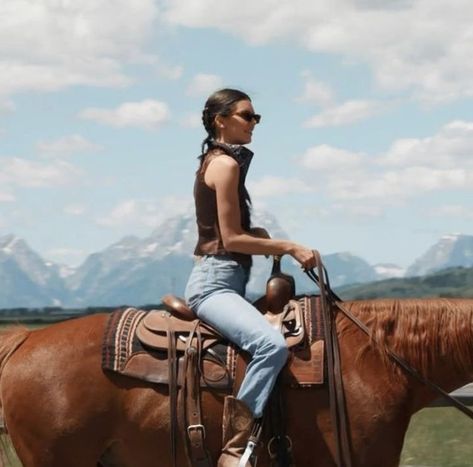 Kendall Jenner Horse Riding Outfit, Kendall Jenner Wyoming, Kendall Jenner Horses, Kendall Jenner Country, Kendall Jenner Cowgirl, Horseback Riding Aesthetic, Western Riding Clothes, Horseback Riding Outfit, Ranch Outfits