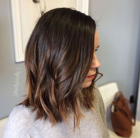 Bluntcut Bob Brown, Long Bob Braun, Long Bob Brunette, Bob Style Haircuts, Long Bob Balayage, Blond Highlights, Warm Scarves, Brunette Hair With Highlights, Wavy Bob