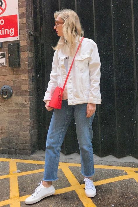 White Denim Jacket Street Style, White Jacket Outfit Summer, Denim White Jacket Outfit, White Jacket Jeans Outfit, Outfits With White Jacket, White Jeans Jacket Outfit, Denim White Outfit, Cream Denim Jacket Outfit, White Denim Jacket Outfit Women