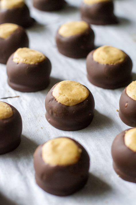 Peanut Butter Buckeyes Buckeye Candies, Buckeye Balls Recipe, Buckeye Recipe Easy, Buckeye Recipe, Buckeye Balls, Peanut Butter Buckeyes, Buckeyes Recipe, Low Sugar Desserts, Under 100 Calories