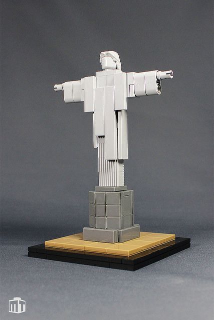 Cristo Redentor | The Brothers Brick | LEGO Blog Brick Lego, Lego Sculptures, Micro Lego, Lego Boards, Lego Craft, Lego Creative, Lego Pictures, Lego Room, Lego News