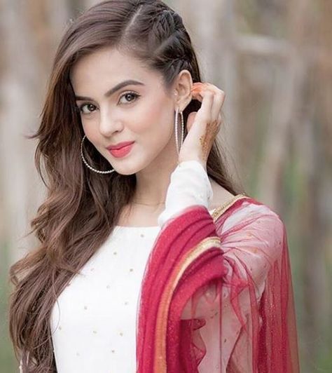 pakistani beautiful actress .white dress with combination duptta. open hair style dp. trending dp. Simple pose dp Komal Meer, Islamic City, Open Hair, Hair Styels, Open Hairstyles, Front Hair Styles, Haircut Hairstyle, Wedding Hairstyles For Long Hair, Party Hairstyles