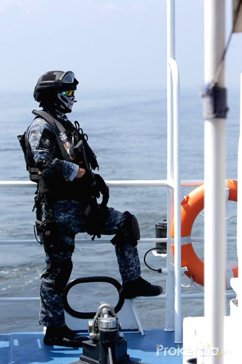 A personnel from Philippine Coast Guard-Special Operations Group(PCG-SOG) during the Joint Maritime Law Enforcement Exercise between the Philippines and Japan 2016 [533x800]- ThorGift.com - If you like it please buy some from ThorGift.com Forced Marriage Aesthetic, Coast Guard Aesthetic, Life Guard Aesthetic, Coast Guard Uniform, Maritime Aesthetic, Philippine Coast Guard, Cost Guard, Army Tech, Coast Gaurd