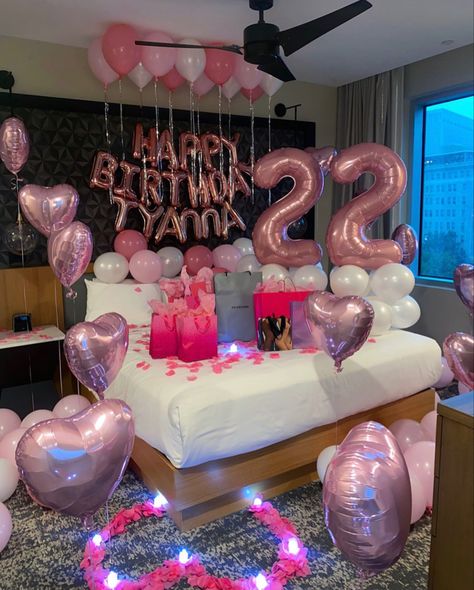 Birthday Present Set Up Ideas, Pink Hotel Room Party, Birthday Celebration In Hotel Room, Girlfriend Birthday Decorations, Birthday Decorations For Room, Decorated Room For Girlfriend Birthday, Pink Hotel Room Decorations, Hotel Room Design Birthday, Bedroom Birthday Decorations For Her