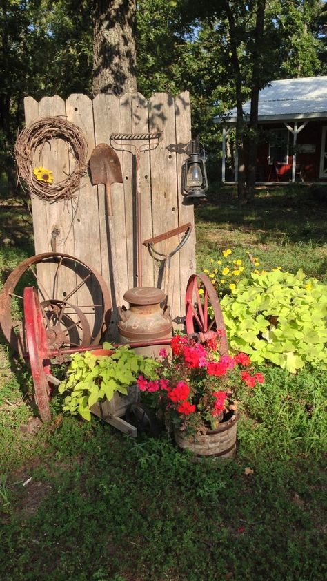 Taman Vintage, Taman Diy, Country Garden Decor, Outdoor Toilet, Garden Rustic, Garden Junk, Spring Decor Diy, Spring Decoration, ดินปั้น Polymer Clay