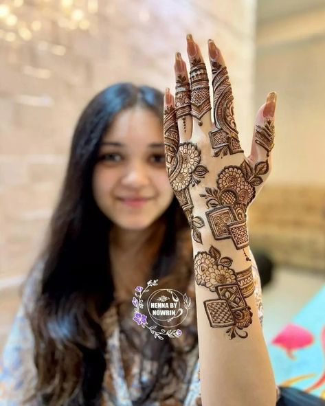 simple and easy back hand mehndi design with flowers Classy Mehndi Designs, Mandhi Design For Girl, Flower Mehandi Designs, Flower Mehndi Designs, Back Side Mehndi Design, Side Mehndi Design, Back Side Mehndi, Rajasthani Mehndi, Rajasthani Mehndi Designs