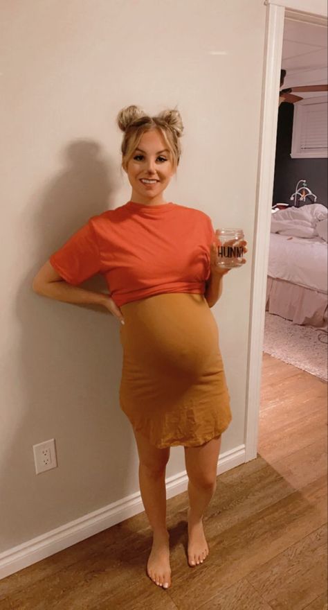 Spooky Pregnant Costumes, Costumes When Pregnant, Juno Costume Pregnant, Easy Pregnant Costumes, Costume Pregnant Ideas, Pregnant Costumes Halloween, Simple Pregnant Halloween Costumes, Diy Maternity Halloween Costumes, Pregnant Woman Halloween Costumes