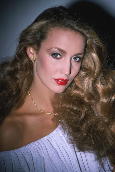 Jerry Hall 80s Beauty, 80s Celebrities, Jerry Hall, Beauty Makeup Photography, 80s Hair, Glamour Shots, Makeup Photography, Makeup For Black Women, Mick Jagger