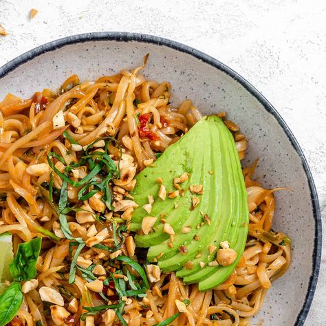 Vegan Vegetable Pad Thai Sunflower Seed Pesto, Veggies Pizza, Vietnamese Vegetarian, Vegetable Pad Thai, Plant Based On A Budget, Mcdougall Recipes, Vegan Pad Thai, Pad Thai Sauce, Pad Thai Recipe