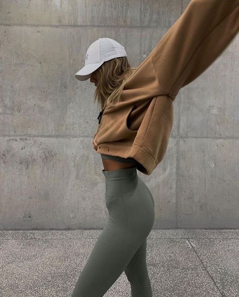 Krismartn on LTK | Fall Activewear Workout Sets Inspo Ideas Fitness Aesthetic Sport Street Style, Summer Workout Outfits, Modele Fitness, Gymwear Outfits, Cute Gym Outfits, Fits Aesthetic, Workout Attire, Comfy Fashion, Sporty Outfits