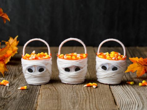 Halloween Buckets Ideas, Diy Halloween Buckets, Diy Halloween Basket, Mummy Party, Bucket Crafts, Diy Bucket, Halloween Basket, Bucket Ideas, Halloween Crafts For Toddlers