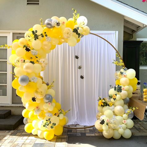 Yellow Balloon Arch Party Ideas, Balloon Garland Yellow, Sunflower Theme Balloon Garland, Decorating Large Event Space, Sunflower Balloon Decor, Bee Balloon Decoration, Yellow Balloon Decorations, Yellow Balloons Decoration, Honey Bee Birthday Party Decorations